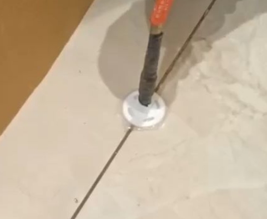 三沙瓷砖空鼓维修公司专业解答瓷砖在铺贴过程中，如果没有涂抹均匀到位的粘结材料（如水泥砂浆或瓷砖胶），可能会导致以下问题